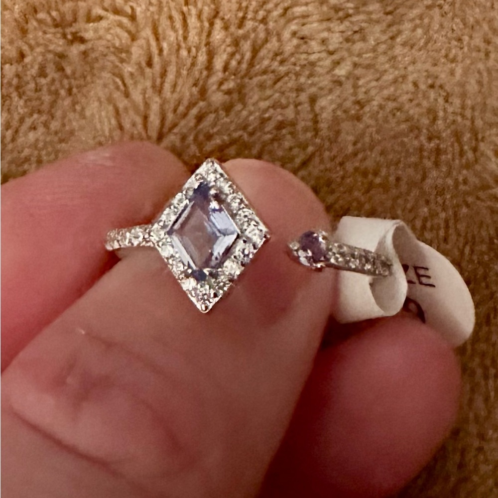 Beautiful light Tanzanite Ring - Picture 3 of 4